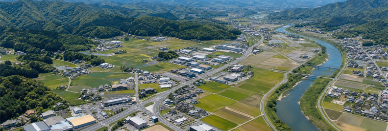 田園地域と河川を俯瞰した風景