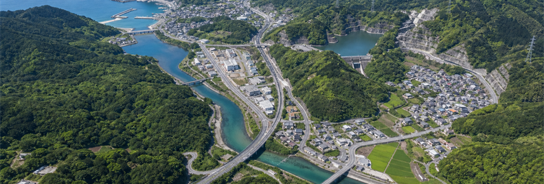 山間部の道路と地域インフラ